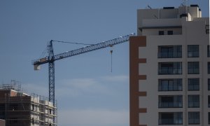 Una grúa en una zona de edificios de viviendas en construcción en Madrid. E.P./Alberto Ortega