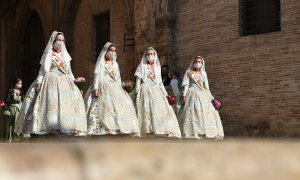 16/2/22-Varios falleras con ramos de flores para la Virgen de los Desamparados, a 3 de septiembre de 2021, en Valencia, Comunidad Valenciana (España).