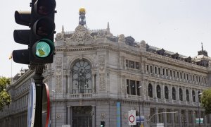 Un semáforo en verde cerca del edificio del Banco de España, en el centro de  Madrid. E.P./Eduardo Parra