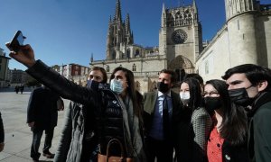 El presidente nacional del PP, Pablo Casado, se hace una foto con simpatizantes en un paseo por Burgos con motivo de la campaña electoral en Castilla y León