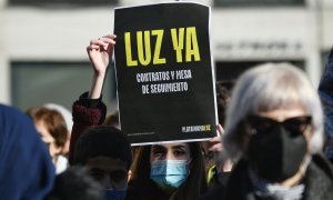 Varias personas, con pancartas que rezan 'Luz Ya', se manifiestan para exigir contratos de luz para La Cañada Real, en la Puerta Del Sol, a 20 de febrero de 2022, en Madrid