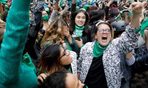 Mujeres celebran la decisión de la Corte Constitucional de aprobar la despenalización parcial del aborto.