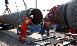Los operarios trabajan en la construcción del gaseoducto Nord Stream 2.