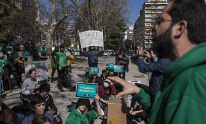 Afectados y activistas organizados en el Plan Sareb protestan frente al Ministerio de Economía, este martes en Madrid.