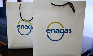El logo de Enagas en unas bolsas durante una presentación de la compañía de distribución gasista en Madrid. REUTERS/Andrea Comas.
