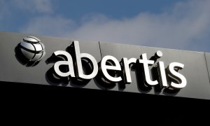 El logo de Abertis, en su sede en Barcelona. REUTERS/Eric Gaillard.