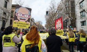 13/02/2022.- Varias personas participan en una manifestación contra la 'ley mordaza' en Madrid. Jesús Hellín / Europa Press