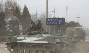 Militares rusos sobre un vehículo blindado con la letra 'Z' pintada, al inicio del ataque sobre Ucrania, en la ciudad de Armyansk (Crimea). REUTERS/Stringer