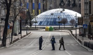 27/02/2022 Militares ucranianos dan el alto a un hombre en el centro de Kiev (Ucrania)