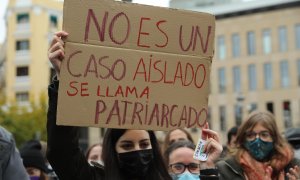 20/11/2021 Una mujer sostiene una pancarta en una manifestación feminista en Madrid