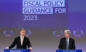 El vicepresidente de la Comisión Europea, Valdis Dombrovskis, y el comisario de Asuntos Económicos, Paolo Gentiloni en rueda de prensaen Bruselas. REUTERS/Yves Herman