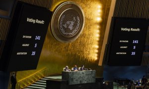 Pantallas muestran la aprobación de una resolución de condena contra la invasión rusa de Ucrania, llevada a cabo por la Asamblea General de la ONU, con el apoyo de 141 de los 193 Estados miembros de Naciones Unidas este miércoles 2 de marzo de 2022.