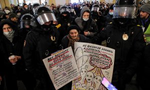 Varios agentes rusos escoltan a la anciana Yelena Osipova durante una protesta contra la invasión rusa de Ucrania, en San Petersburgo, Rusia, a 2 de marzo de 2022.