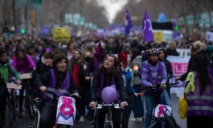 Un grup de dones en bicicleta participant en la manifestació del Dia de la Dona a Barcelona.