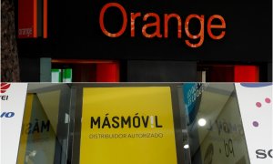 Los logos de Orange y de MasMovil, en sendas tiendas en Madrid.