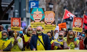 Varias personas con pancartas que rezan 'Por la libertad de información' participan en una manifestación contra la ley mordaza, a 13 de febrero de 2022, en Madrid (España).