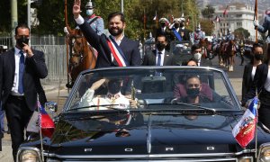 El presidente de Chile, Gabriel Boric, saluda a sus simpatizantes a bordo del vehículo presidencial Ford Galaxie donado por la reina Isabel II de Inglaterra, mientras reciben honores de las Fuerzas de Armadas tras ser investido este 11 de marzo de 2022.