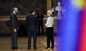 El presidente del Consejo Europeo, Jacques Michel, el presidente francés, Emmanuel Macron, y la presidenta de la Comisión Europea, Ursula von der Leyen, en Versalles este 11 de marzo de 2022.