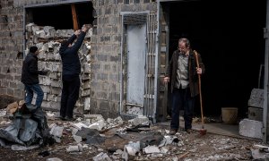 12/03/2022 Vecinos de Kiev intentan arreglar un muro en plena guerra entre Rusia y Ucrania