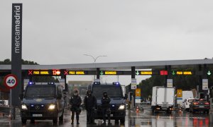 Varios agentes de la Policía Nacional en la entrada de MercaMadrid en la primera jornada de paro de transportistas.