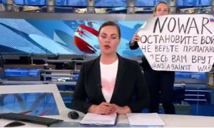 "¡No creáis en la propaganda!": una periodista interrumpe el directo de un informativo de la televisión rusa con un cartel contra la guerra