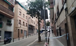 03/2022 - El carrer del barri de la Pau de Badalona amb l'edifici esquerdat.