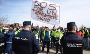 Un centenar de transportistas ha protestado este viernes en un acto organizado en Valladolid al que ha asistido la ministra de transportes del Gobierno, Raquel Sánchez