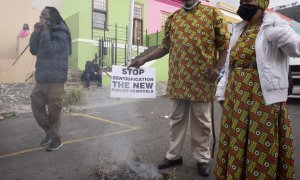'Khoigoed' o African Sage se quema ritualmente, especialmente para las ceremonias de curación o limpieza, antes de que cientos de personas, que incluyen a Khoi y otras Primeras Naciones, activistas ambientales y cívicos, marchen por las calles de la ciuda