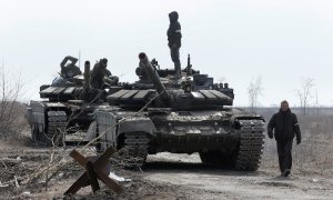 Tropas y tanques prorrusos apostados a las afueras de la ciudad portuaria de Mariupol, en Ucrania, a 20 de marzo de 2022.