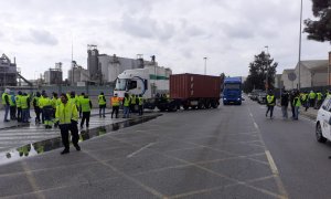 22/03/2022 - Piquets de la vaga de transportistes davant l'entrada d'una de les terminals del Port de Barcelona.