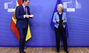 La presidenta de la Comisión Europea, Ursula von der Leyen, y el presidente del Gobierno, Pedro Sánchez, este lunes en Bruselas.