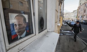Un hombre pasa frente a una imagen de Vladímir Putin en Moscú, Rusia, este 21 de marzo de 2022.