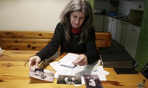 La neta del soldat republicà Andreu Flores, Jèssica Flores, amb fotografies i documentació de l'avi.
