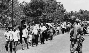 Civiles vietnamitas en custodia de milicianos del Khmer en Prasaut, el 7 de abril de 1970.