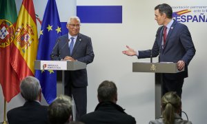 El presidente del Gobierno Pedro Sánchez (d) y el Primer ministro de Portugal, Antonio Costa, durante la rueda de prensa que han ofrecido este viernes 24 de marzo de 2022 tras la reunión del Consejo Europeo en Bruselas.