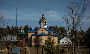 Iglesia a la Virgen María con su cúpula destruida en un bombardeo en Yasnohorodka, a 40 kilómetros al oeste de Kiev.