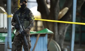 Policías custodian la escena de un asesinato en el municipio de Colón (El Salvador), a 26 de marzo de 2022.