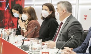 Cristina Narbona (3d), Adriana Lastra (2d) y Santos Cerdán (d) durante la reunión de la Comisión Ejecutiva Federal del PSOE celebrada este lunes en la sede de Ferraz.