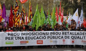 Capçalera de la manifestació dels sindicats de l'educació en el cinquè dia de vaga.