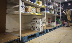 Una mujer compra leche este martes 29 de marzo de 2022 en un supermercado de San Sebastián, donde la huelga de transportistas está causando el desabastecimiento de algunos productos.