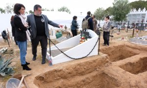 Jesús Jurado (Secretario autonómico del Memoria Democrática del Govern) y Ana Juan (presidenta del Consell de Formentera) presencian las labores de exhumación