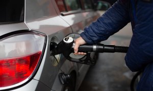 11/03/2022-Un hombre reposta gasolina en una gasolinera, a 11 de marzo, en Barcelona, Cataluña