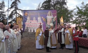 El obispo de Getafe, Ginés García Beltrán, y los miembros de la asociación Heraldos del Evangelio, en el acto de colocación de la primera piedra de la iglesia que proyectan construir en su 'macroproyecto' religioso en la localidad madrileña de Sevilla la