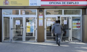 Un hombre entra en la Oficina de Empleo de Moratalaz, a 27 de enero de 2022, en Moratalaz, Madrid.