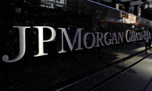 04/04/2022- Cartel frente a la sede de JP Morgan Chase & Co en Nueva York.