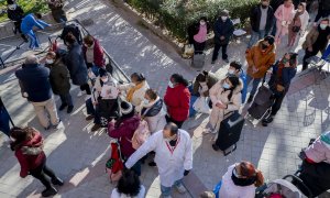 5/4/22-Varias personas hacen cola para recibir alimentos de la Fundación Madrina, en la plaza de San Amaro, a 7 de enero de 2022, en Madrid (España)