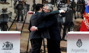 05/04/2022 - El presidente de Chile, Gabriel Boric, abraza a su homólogo argentino, Alberto Fernández, durante una rueda de prensa en el palacio presidencial de la Casa Rosada, en Buenos Aires (Argentina).