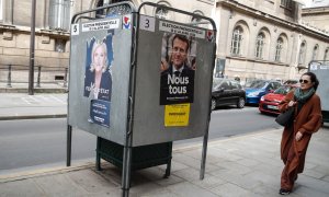 Una persona pasa frente a los carteles de los candidatos presidenciales franceses, en París, Francia, el 29 de marzo de 2022.