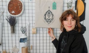 La emprendedora soriana Laura Marín, creadora de la marca ‘Olé tu toto’ en su taller.