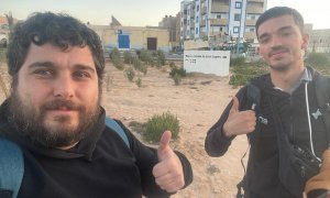 Oriol Puig, a la izquierda (con barba) y David Melero, en Tarfaya (Marruecos), ayer antes de la detención.